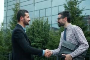 לחיצת יד עסקית על רקע בניין